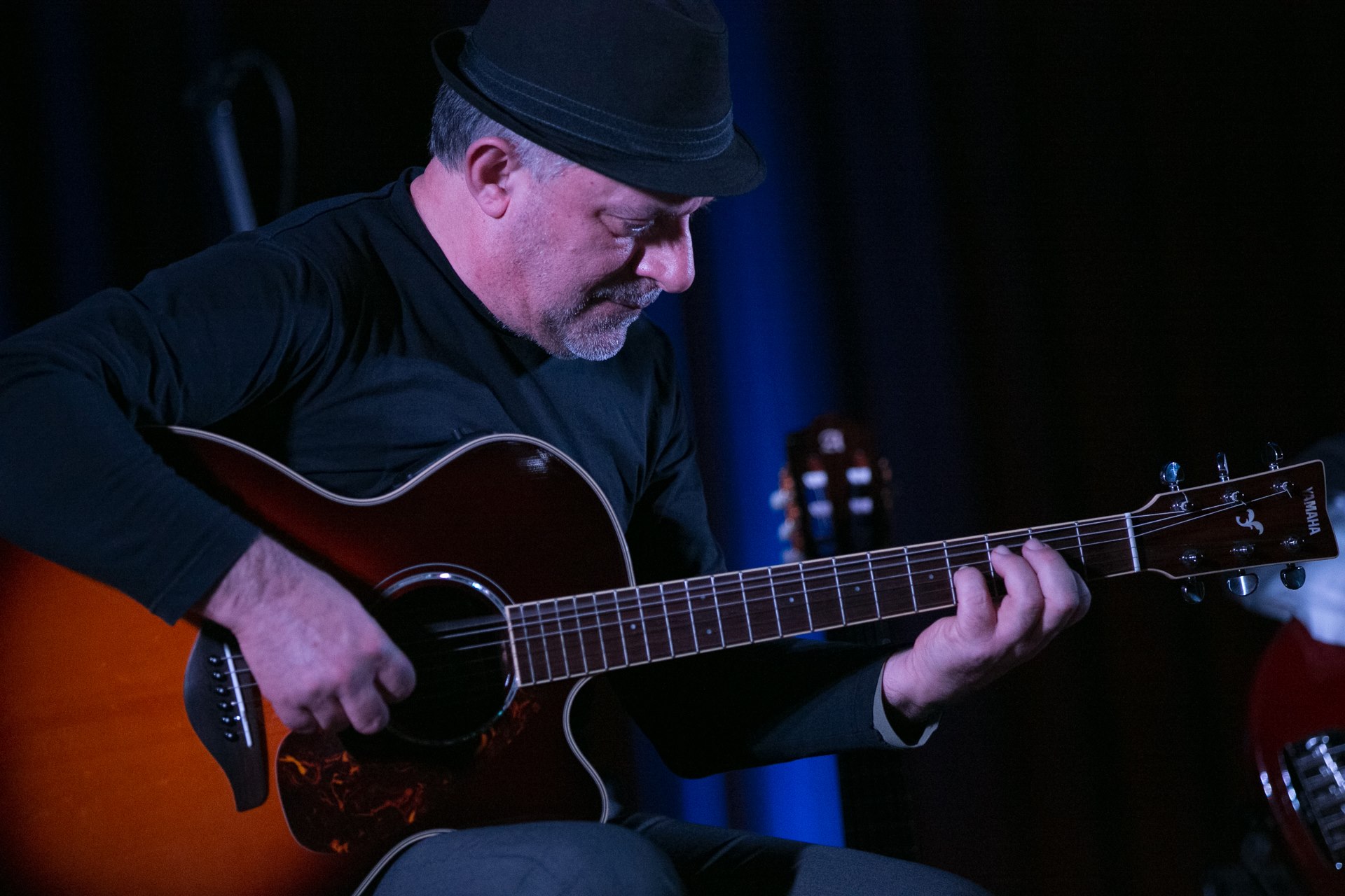 José Camacho a tocar guitarra